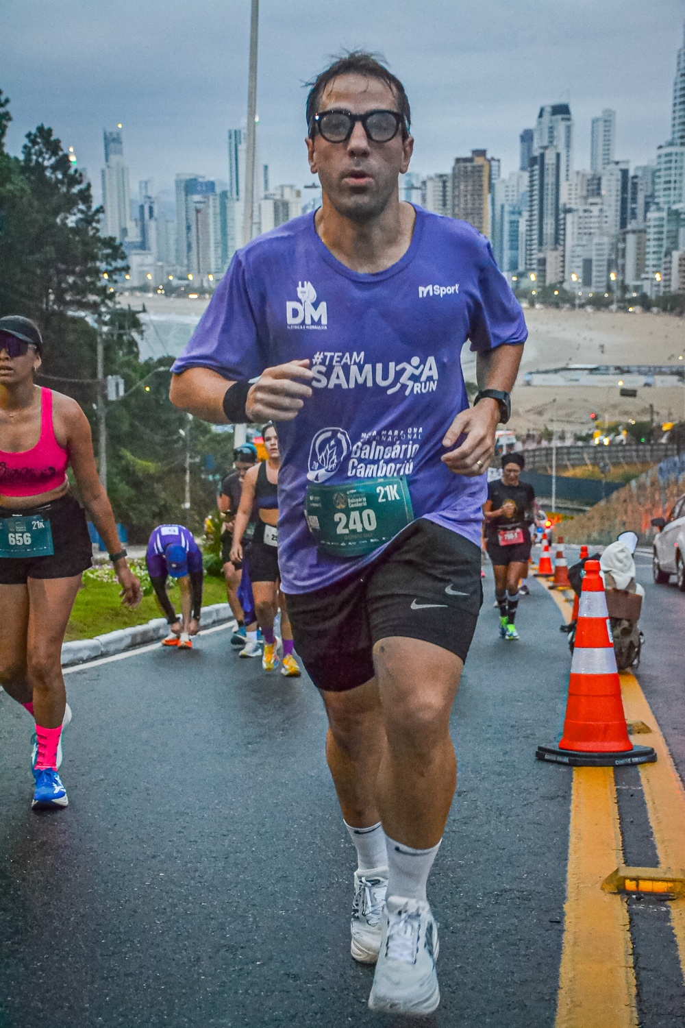 Correndo na Avenida Atlântica de Balneário Camboriú nos primeiros quilômetros, com o skyline da cidade ao fundo