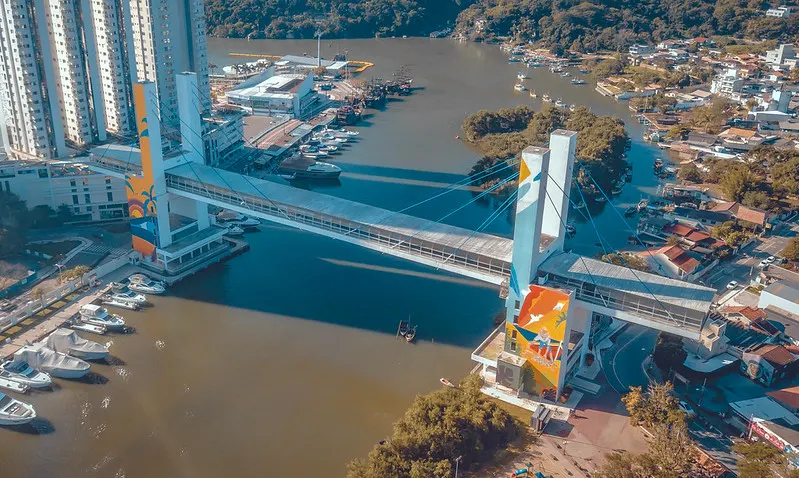 Vista aérea da Passarela Estaiada sobre o Rio Camboriú, Balneário Camboriú
