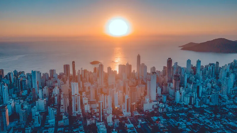 Pôr do sol sobre a Praia Central de Balneário Camboriú, vista aérea